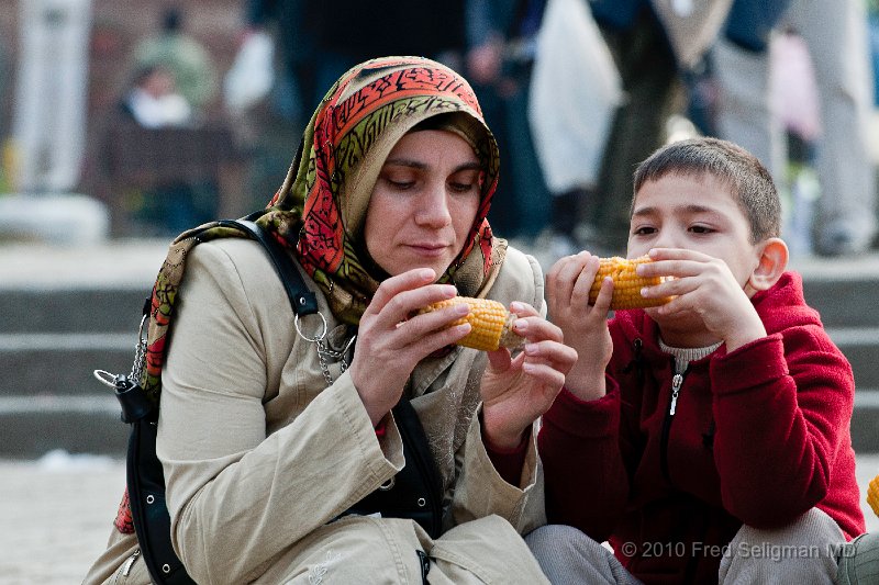 20100403_174456 D300.jpg - Eating sweet corn